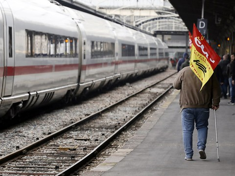 La grève SNCF démarre fort, Paris prévoit des 