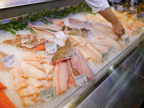Les Suisses mangent moins de poisson