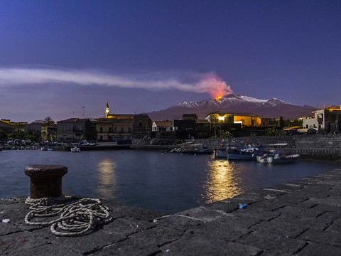 Le volcan Etna glisse lentement mais sûrement vers la Méditerranée