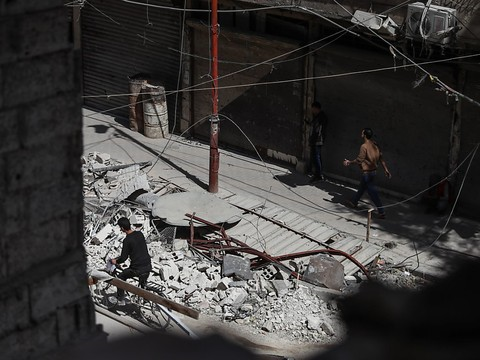 Les frappes aériennes sur le fief rebelle de Douma se poursuivent