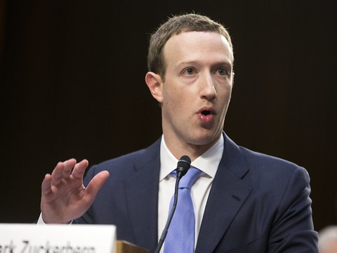 Mark Zuckerberg s'excuse, mais défend le modèle Facebook