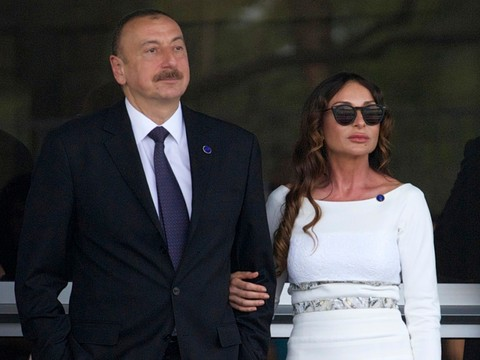 Azerbaïdjan: réélection haut la main du président Aliev