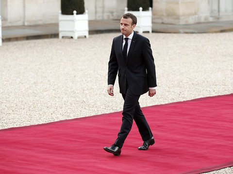 Emmanuel Macron donne son troisième entretien TV à un moment-clé