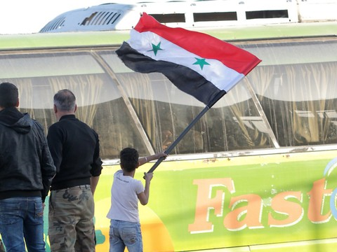 Le drapeau du régime syrien flotte sur Douma