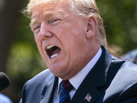 Trump et Macron entretiennent le flou sur des frappes en Syrie