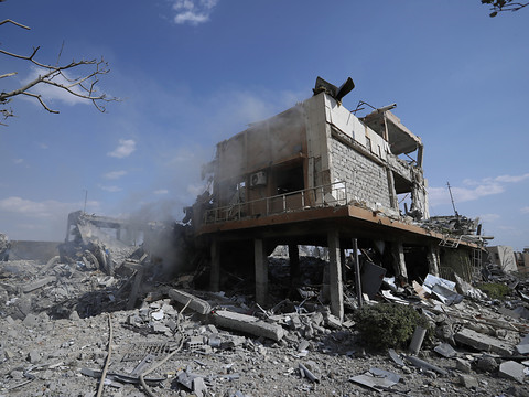 Réactions contrastées aux frappes occidentales en Syrie