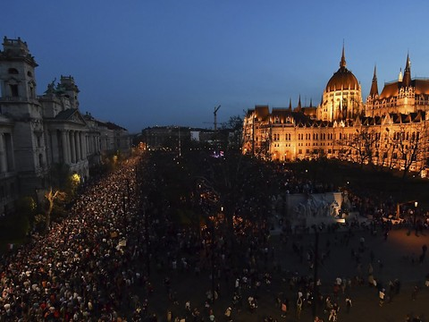 Des milliers de Hongrois défilent contre leur premier ministre