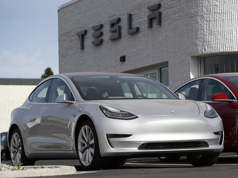 Tesla suspend de nouveau la production de sa voiture 