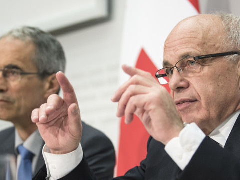 Ueli Maurer met en garde contre les risques de Monnaie pleine
