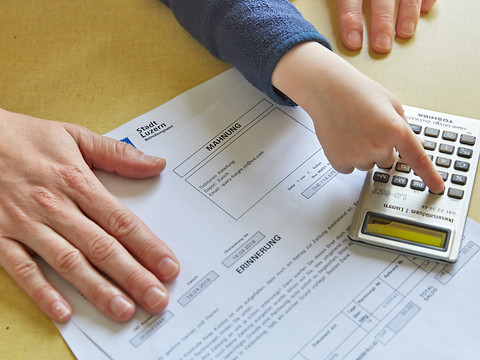 Le Conseil fédéral poursuit son programme contre la pauvreté