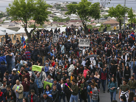 Quelque 30'000 manifestants à Erevan, plus de 200 interpellations