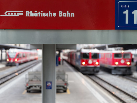 Un train heurte des barres métalliques sur les rails aux Grisons
