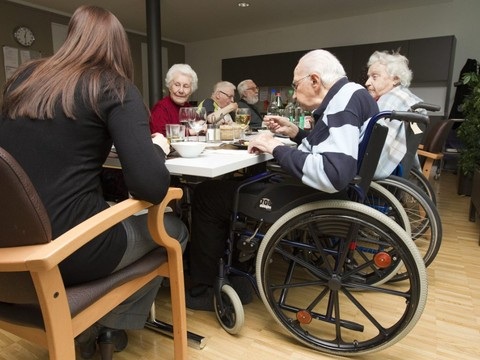 Toujours plus d'octogénaires, mais de nombreux lits vides en EMS