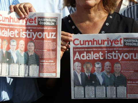 Peines de prison pour des journalistes de Cumhuriyet