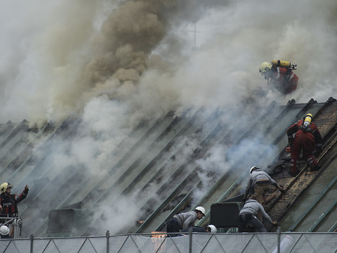 Des flammes dans les combles d'un bâtiment de l'UBS à Zurich