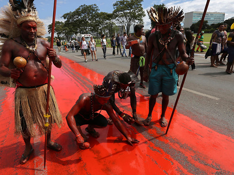 Des indigènes manifestent à Brasilia pour défendre leurs terres