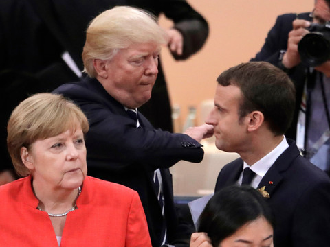 Après Macron, Trump reçoit Merkel, faste et embrassades en moins