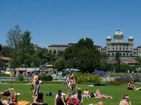 Il y a 40 ans, Berne autorisait les seins nus aux bains publics