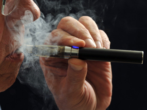 autorisation e-cigarette Panneau ou autocollant combiné interdiction de fumer et autorisation de  vapoter avec texte main image 1