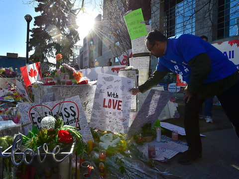 Bougies, fleurs et prières pour les dix morts percutés à Toronto