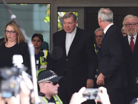 Le cardinal australien Pell sera jugé pour agressions sexuelles