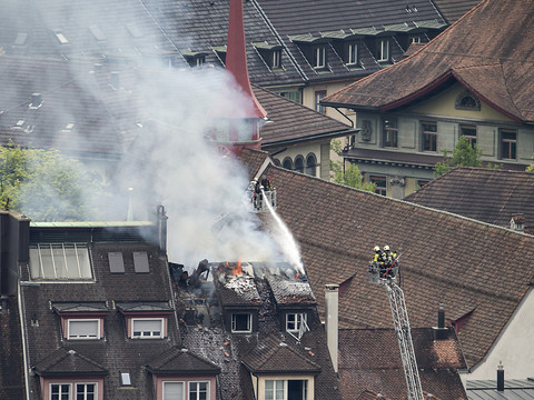 Un hôtel en feu dans la vieille ville de Lucerne