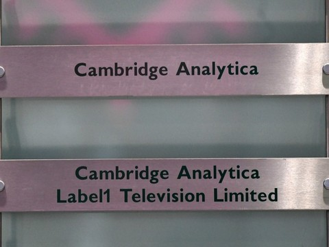 Données détournées: Cambridge Analytica annonce cesser de suite toutes ses opérations