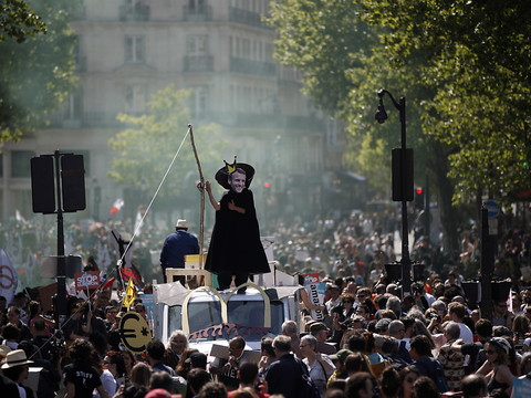 Dizaines de milliers de manifestants à Paris pour la fête à Macron