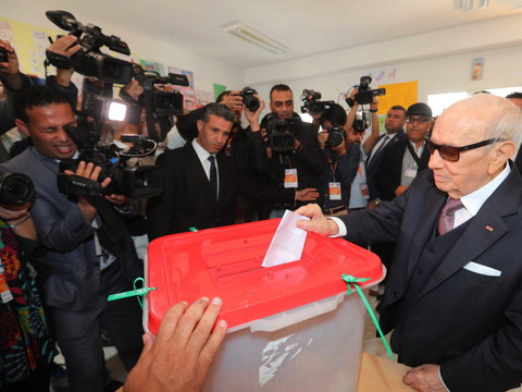 La Tunisie vote, sans enthousiasme, pour ses premières municipales