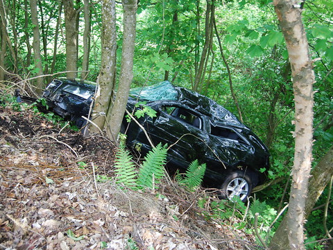 Une voiture dévale un terrain de golf à Lucerne