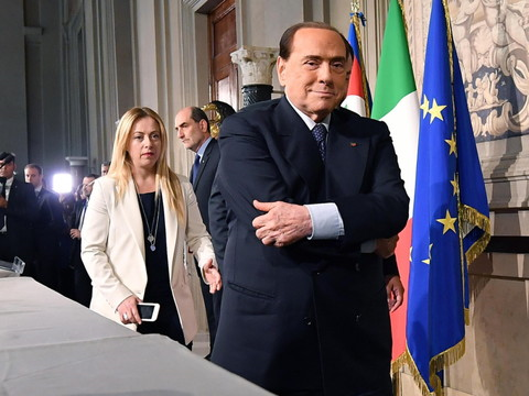 Silvio Berlusconi refuse de se retirer