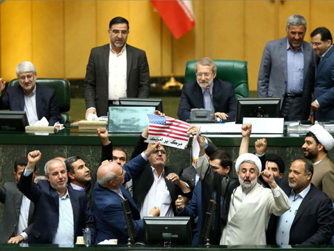 Un drapeau américain en papier brûlé au parlement iranien