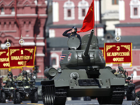 Moscou célèbre la victoire sur les nazis avec une parade militaire
