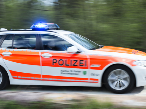 Un homme tire sur sa compagne avant de se donner la mort