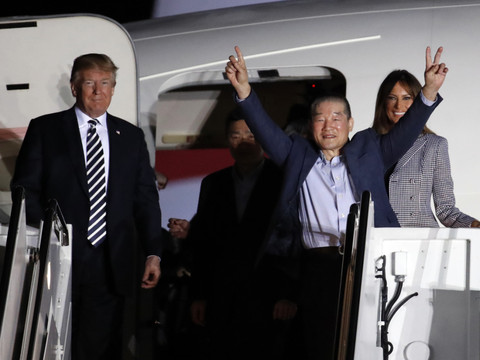 Trump accueille les détenus américains libérés par Pyongyang