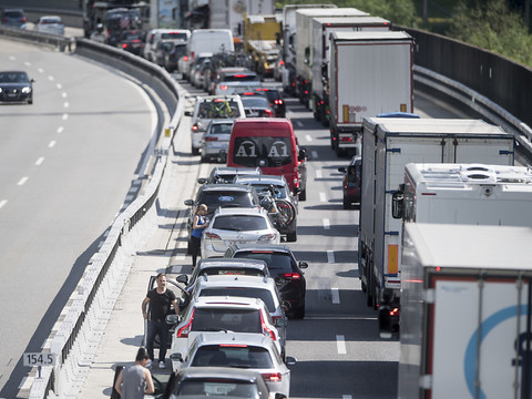 Un bouchon de 10 km devant le portail nord du tunnel du Gothard