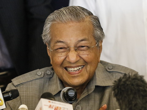 L'ex-Premier ministre Mahathir revient au pouvoir en Malaisie