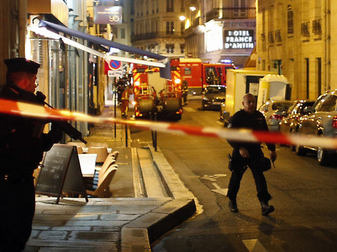 Un homme armé d'un couteau fait un mort à Paris, l'EI revendique