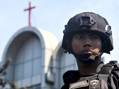 Une famille de kamikazes attaque des églises en Indonésie: 13 morts