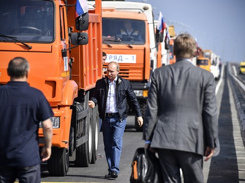 Poutine inaugure le pont controversé reliant la Crimée à la Russie