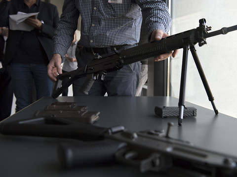 Vers un débat houleux sur les armes au National