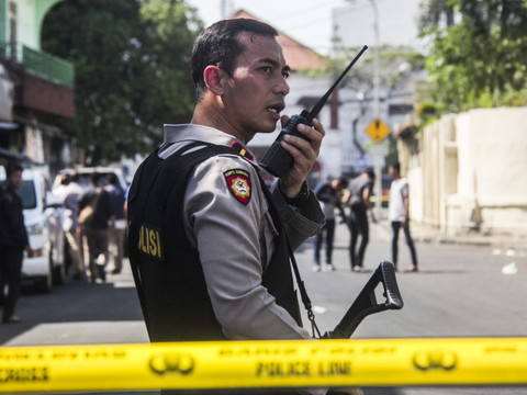 Des hommes armés de sabres attaquent la police en Indonésie