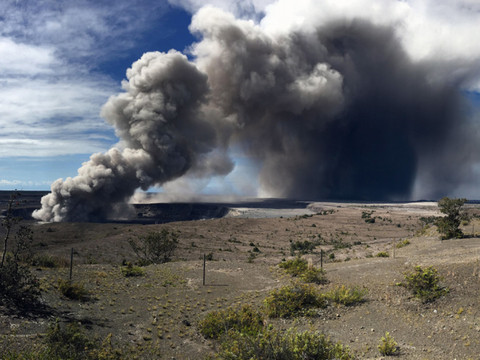 Explosions volcaniques et nuage de cendres: Hawaï en alerte rouge