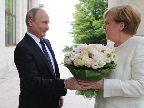 Vladimir Poutine et Angela Merkel défendent leur projet de gazoduc