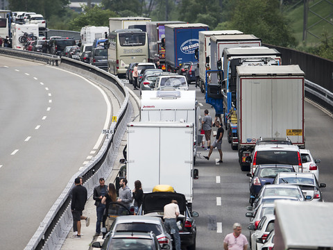 Déjà 21 km d'embouteillage au tunnel routier du Gothard
