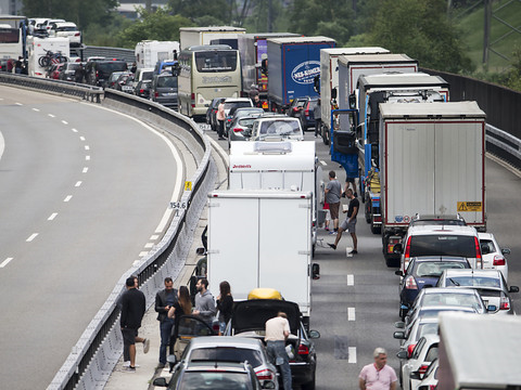 Bouchons au tunnel routier du Gothard: 28 km, un record depuis 1999