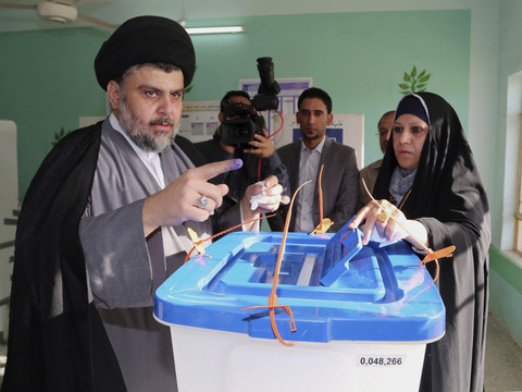 Abadi rencontre le religieux chiite Moktada al Sadr