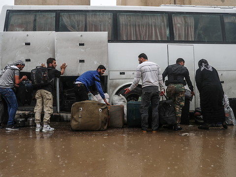 Premières évacuations de djihadistes de l'EI du sud de Damas (OSDH)