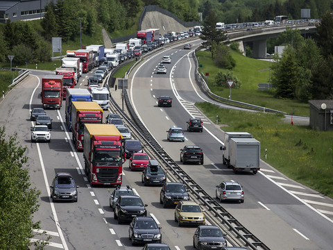4 km d'embouteillage au tunnel routier du Gothard
