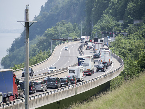 Trafic: bouchon record de 1999 égalé au Gothard ce week-end avec 28 km